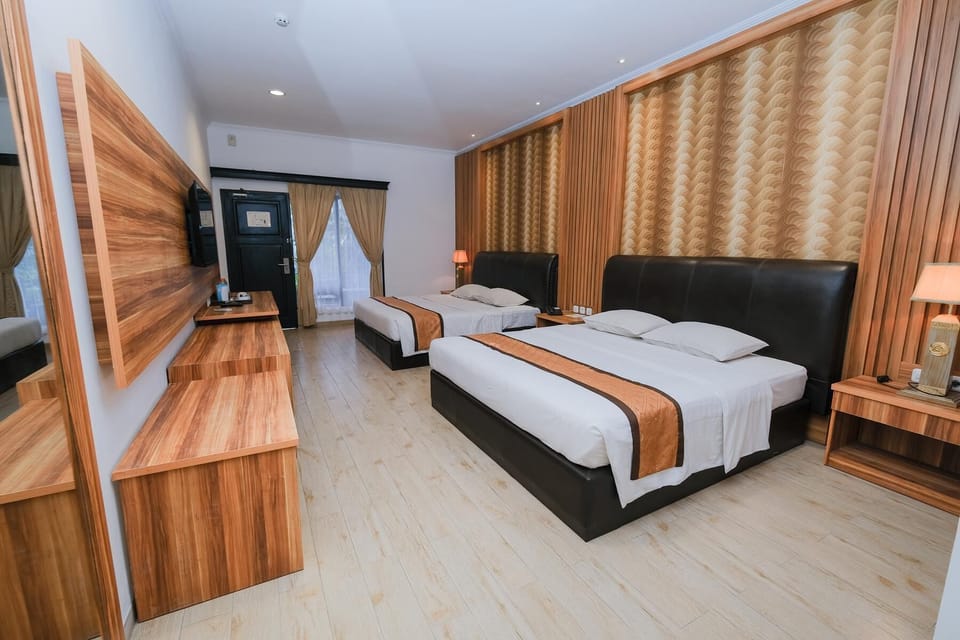 Premium bedding, desk, blackout drapes, rollaway beds
