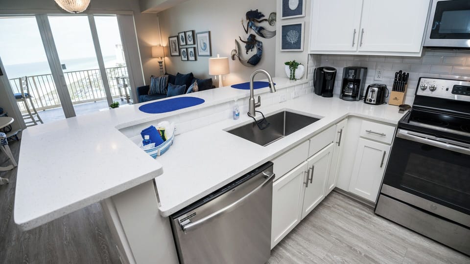VIEW THE SEA STANDING AT THE SINK!