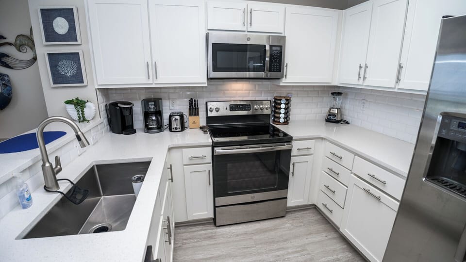 FULLY EQIPPED KITCHEN,YOUR CHOICE OF COFFEE BREWR