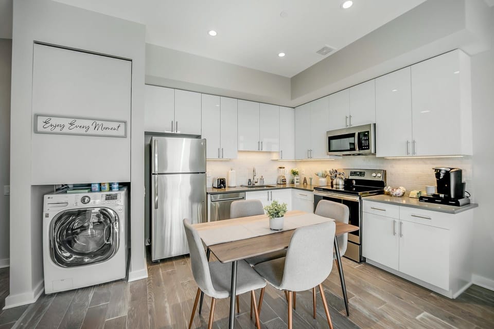 Fully Equipped: Washer/Dryer. Full Fridge, Dishwasher, Stove & Microwave
