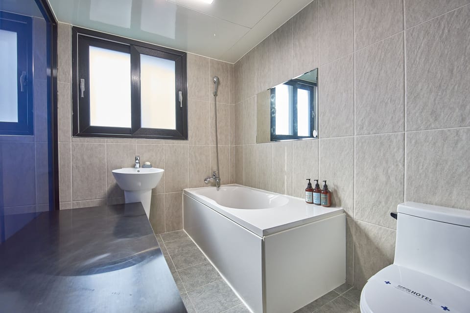 Deluxe Double Room | Bathroom | Combined shower/tub, free toiletries, towels