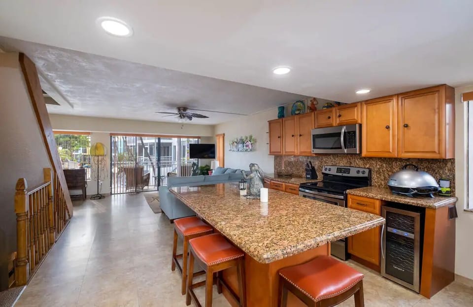 Dining room, kitchen Living room and Screened in patio. (2nd floor) (Seats 6) (1)