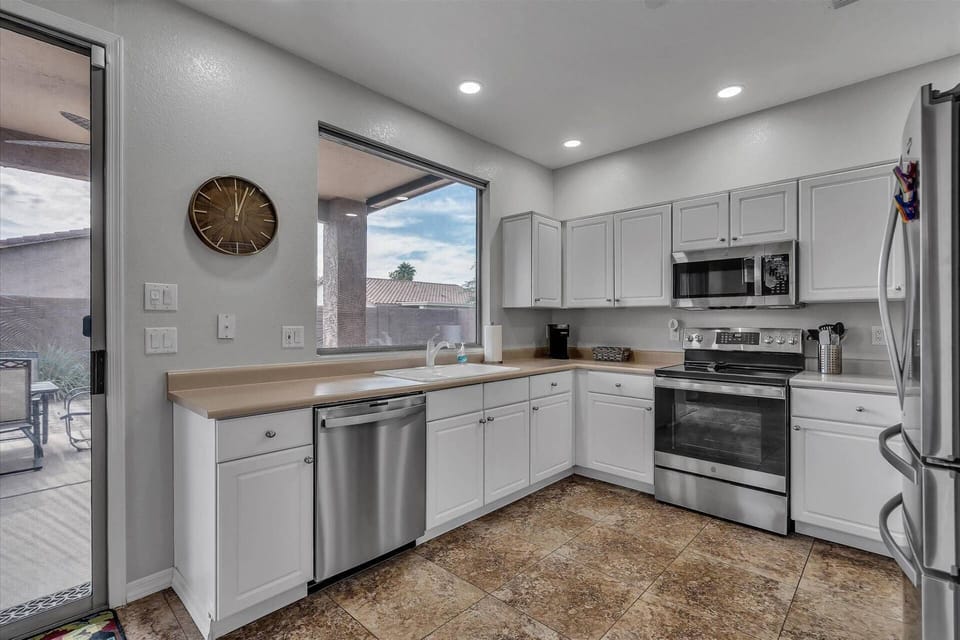 Prepare your favorite dishes in the fully equipped kitchen