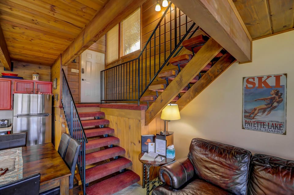 Mid-level main floor