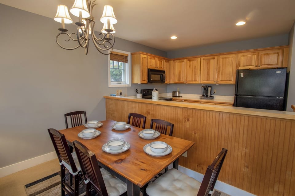 Seating for 6 at the Dining Room Table