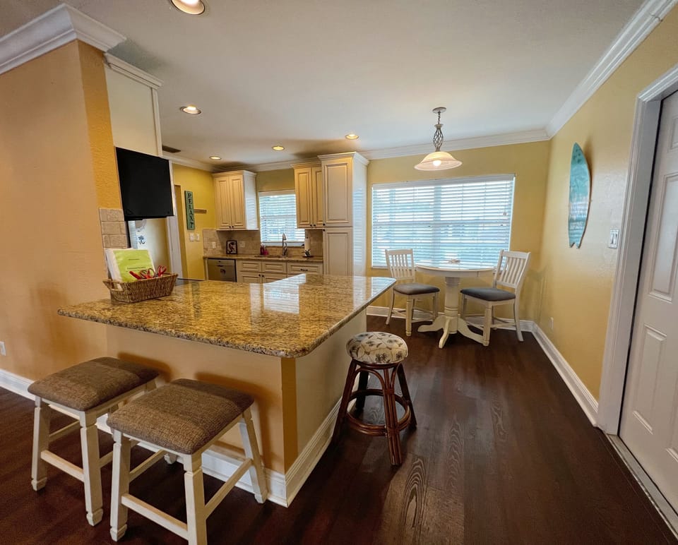 Bar stool seating and breakfast nook in the kitchen for quick me - Bar stool seating and breakfast nook in the kitchen for quick meals or playing games.