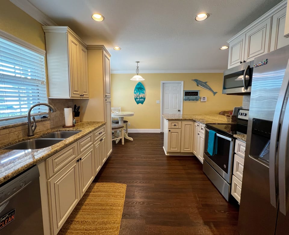 Beautifully updated chef's kitchen with plenty of prep space and - Beautifully updated chef's kitchen with plenty of prep space and stainless steel appliances. Kitchen is stocked with all the necessities to make your favorite meals and snacks for your family!