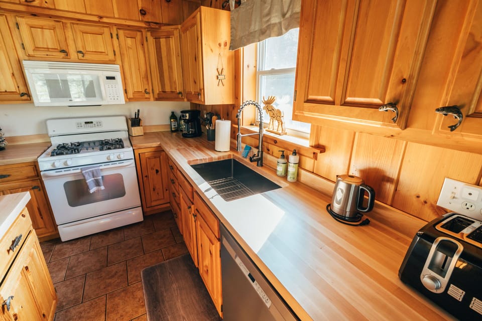 Fully stocked kitchen with newly renovated countertops. 23001