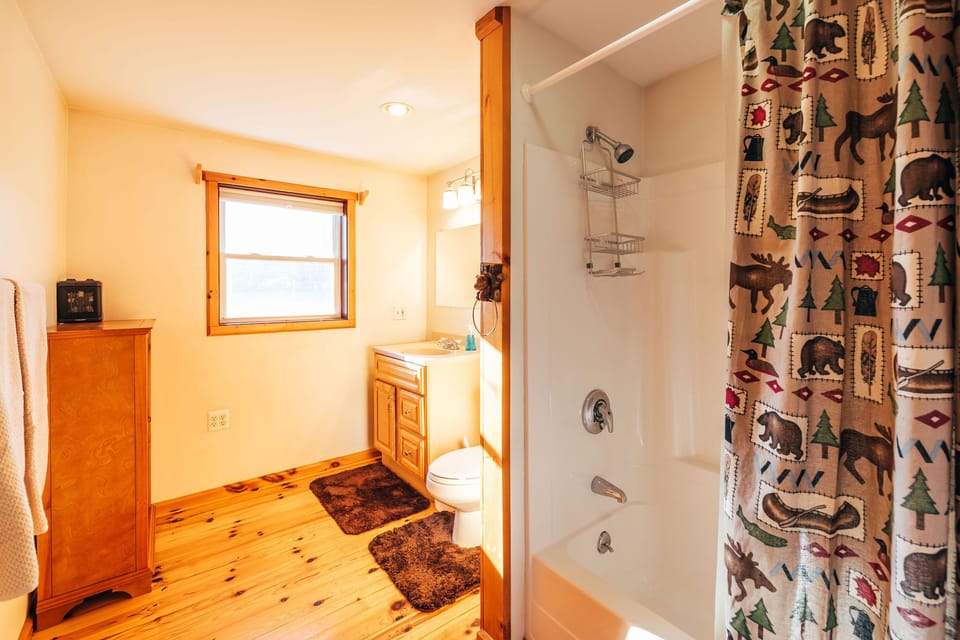 Upstairs full bathroom with shower/tub combo.