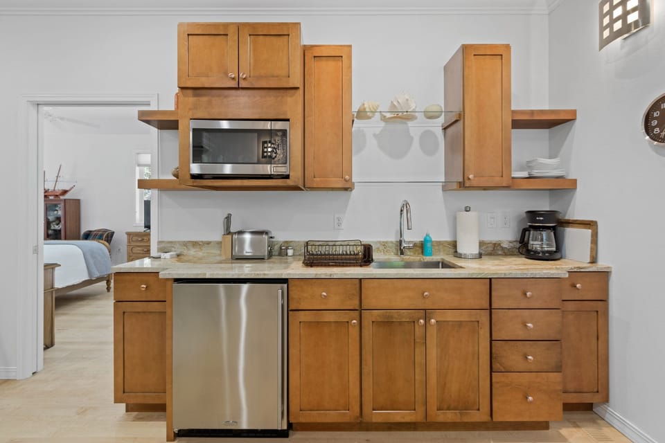 House, 1 Bedroom | Private kitchen | Fridge, microwave, coffee/tea maker, toaster