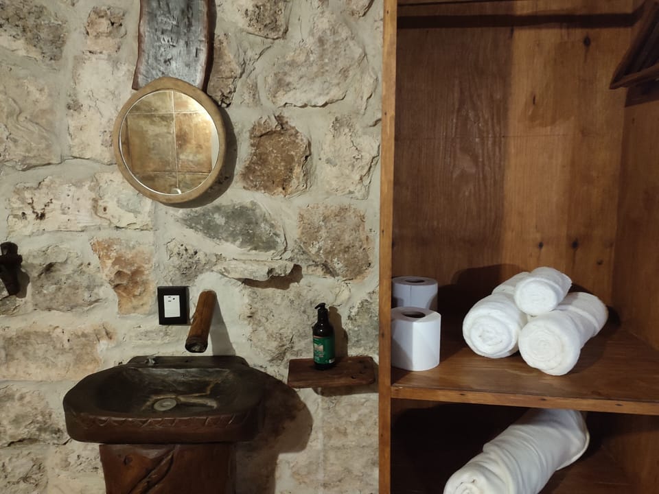 Cabin (Rayo de Sol) | Bathroom | Shower, designer toiletries, towels, soap