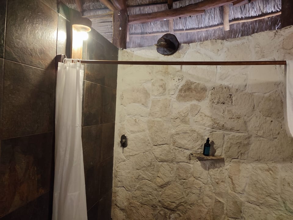 Cabin (Brillo de Luna) | Bathroom | Shower, designer toiletries, towels, soap