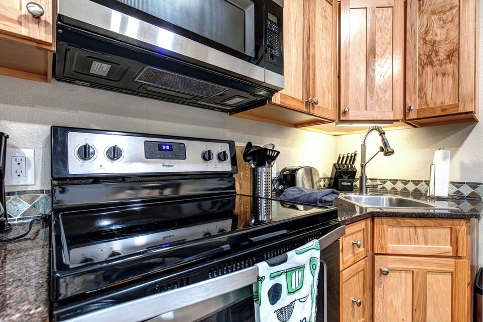 Prospector Lodge 616: Full kitchen