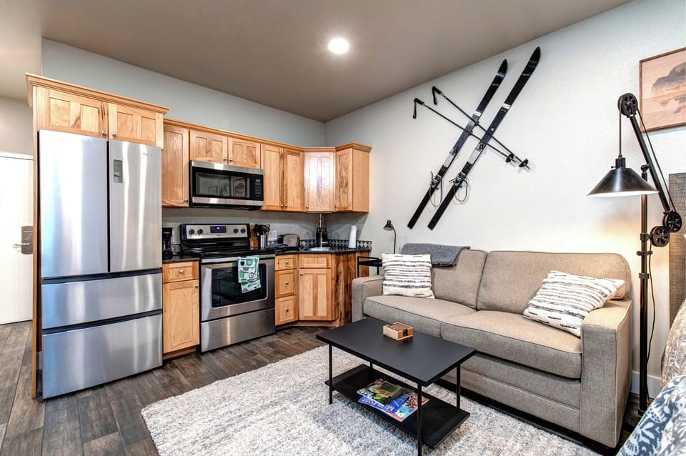 Prospector Lodge 616: Sofa and full kitchen