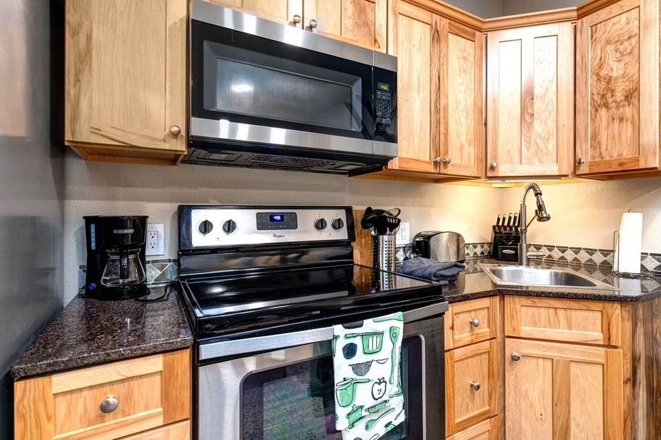 Prospector Lodge 616: Full kitchen