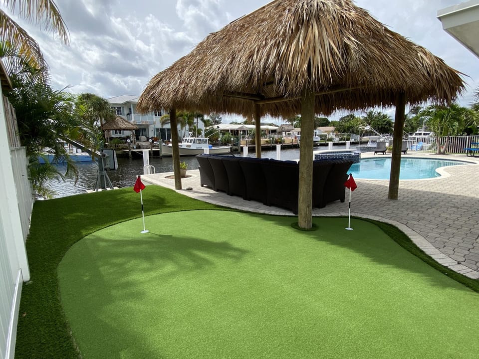 Outdoor putting green