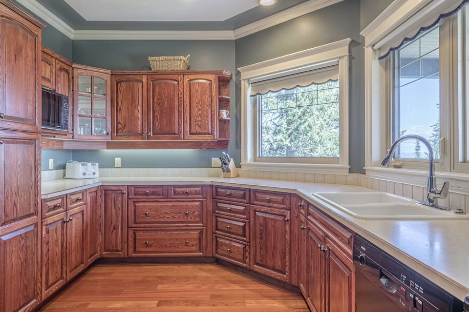 Bright Kitchen with Lots of Counter Space 