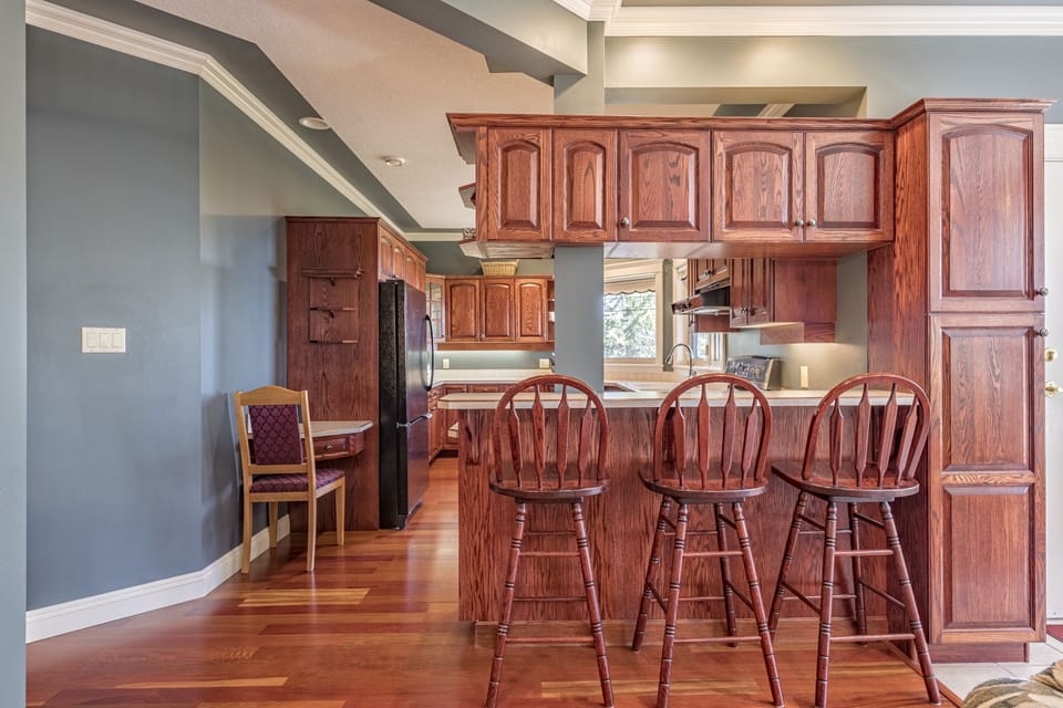 Large Kitchen with Breakfast Bar 