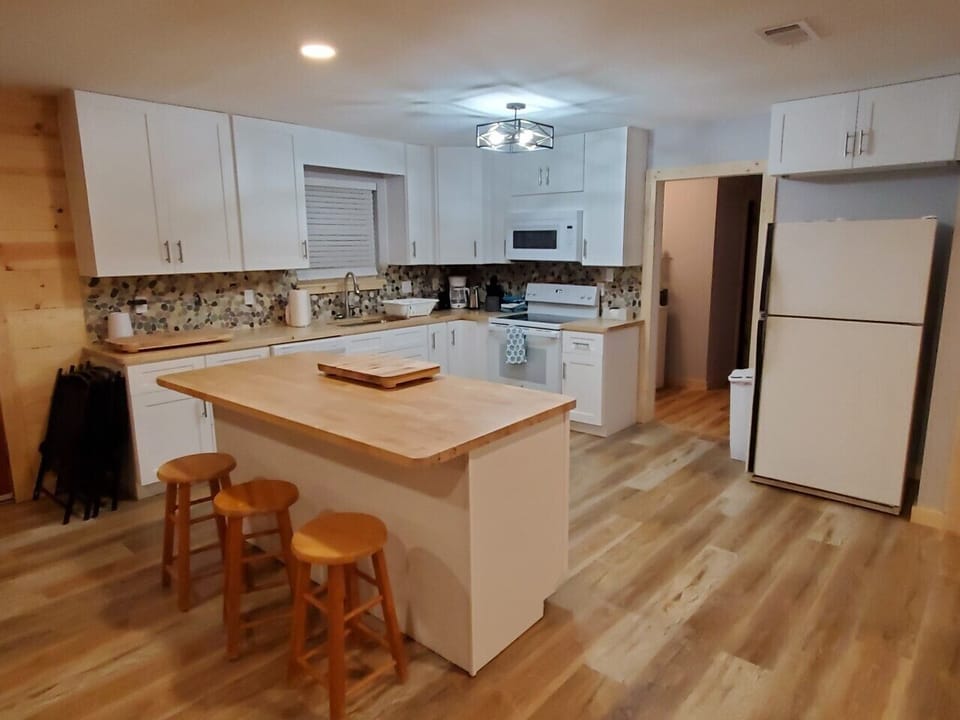 Kitchen - well furnished with cookware, movable island