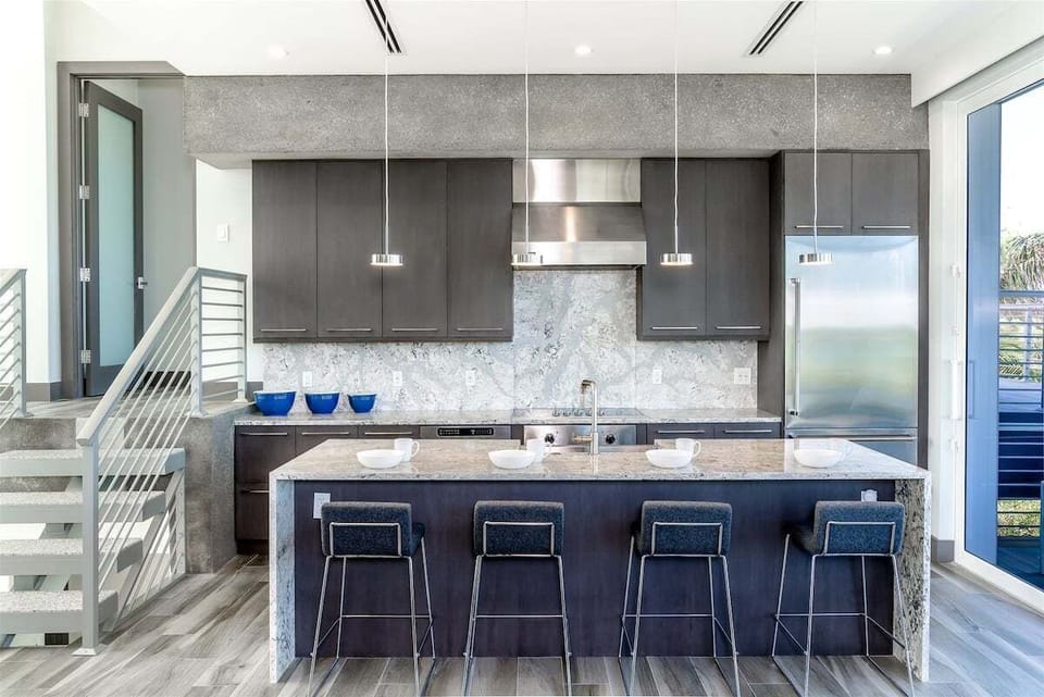 2nd level kitchen and breakfast bar.