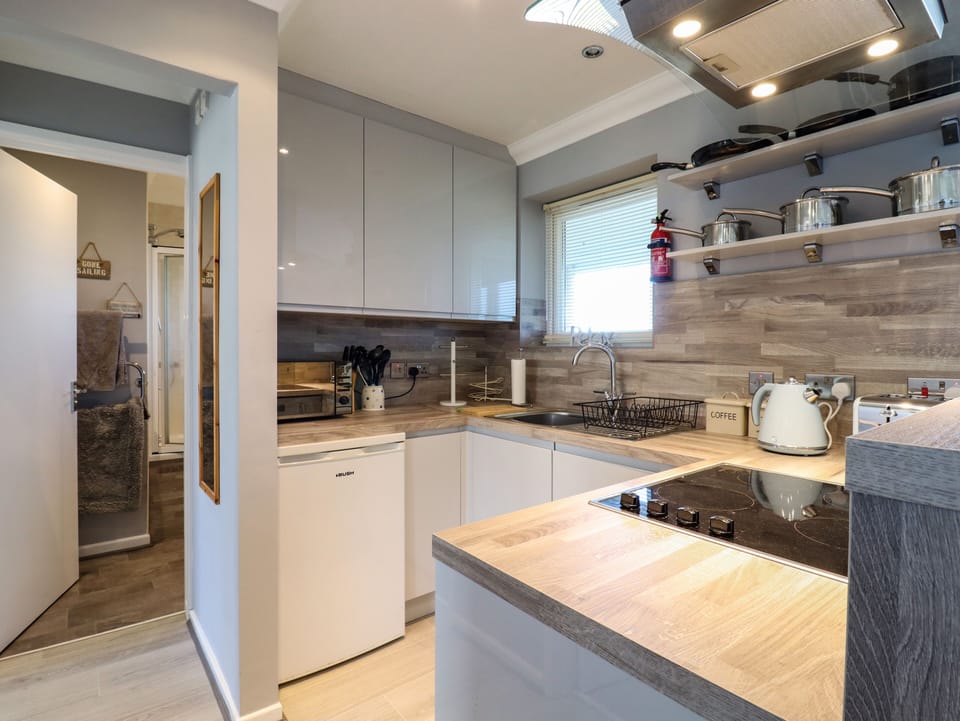 Cottage | Private kitchen | Fridge, microwave, dishwasher, electric kettle