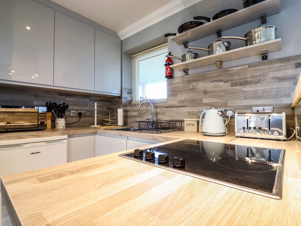 Cottage | Private kitchen | Fridge, microwave, dishwasher, electric kettle