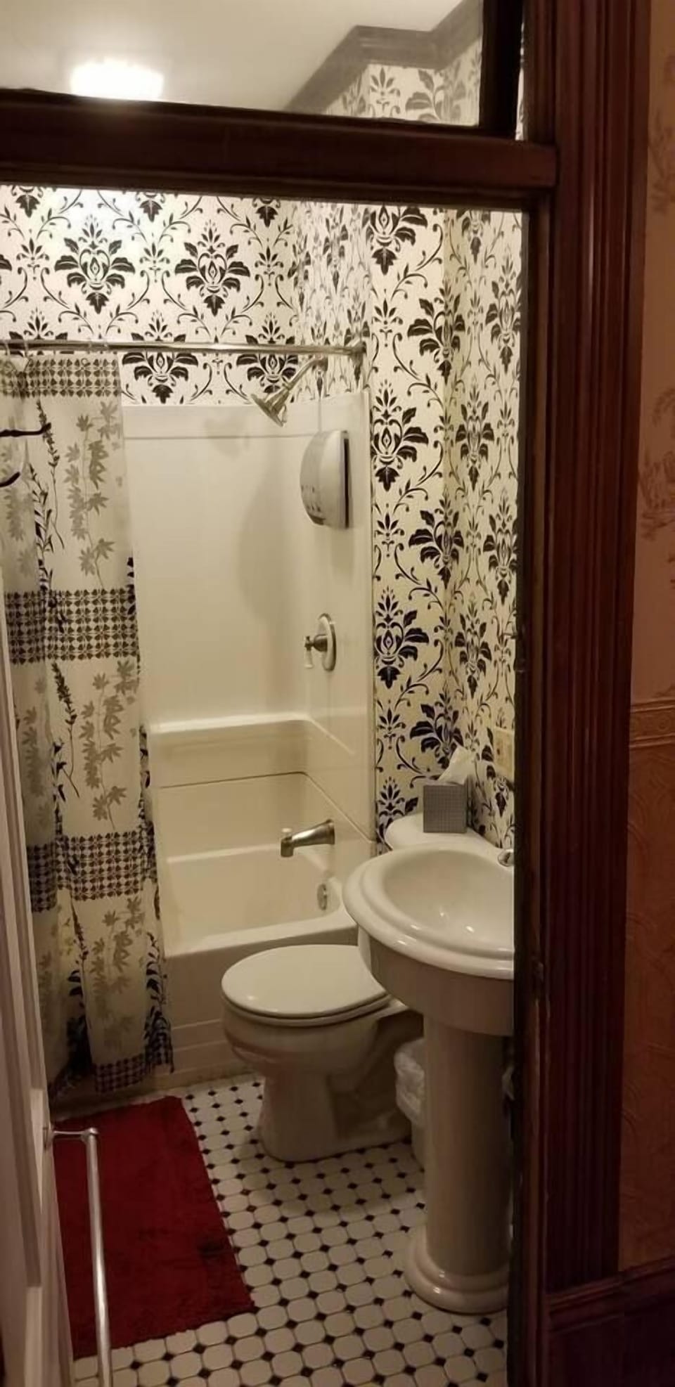 Bathroom - 2nd Floor Hall Full Bathroom (Shower/Tub)