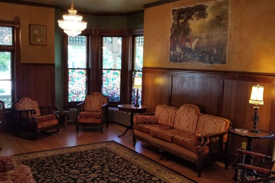 Common Area - Parlor