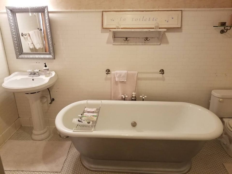 White Suite - Private Bath with Original Tub