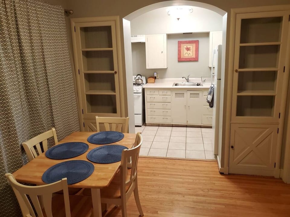 Dining Room w/built in cabinets, expandable table, 4 chairs