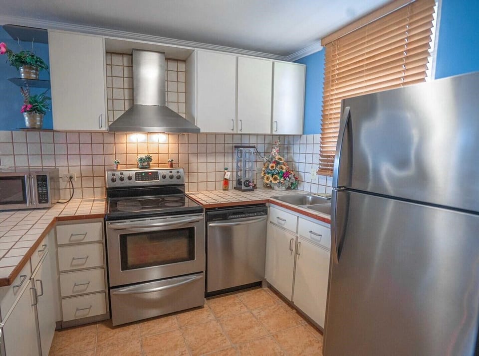 Kitchen with all major appliances