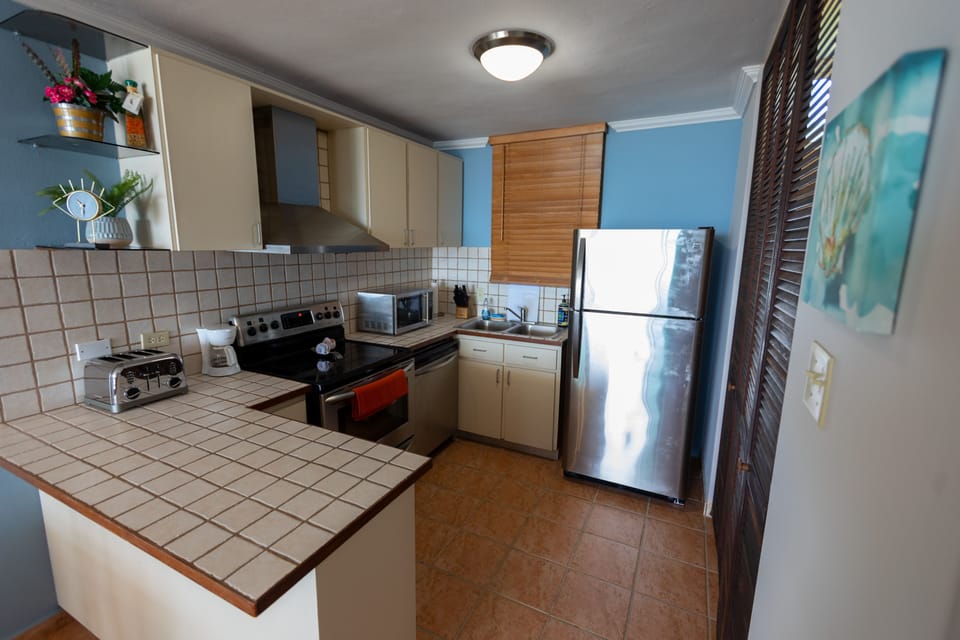 Kitchen with all major appliances