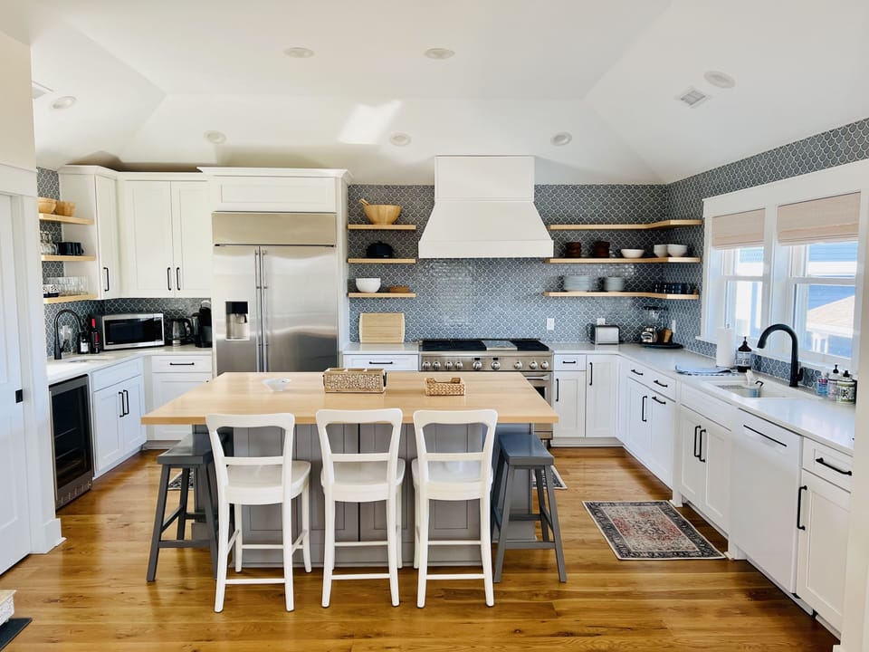 Kitchen and breakfast bar
