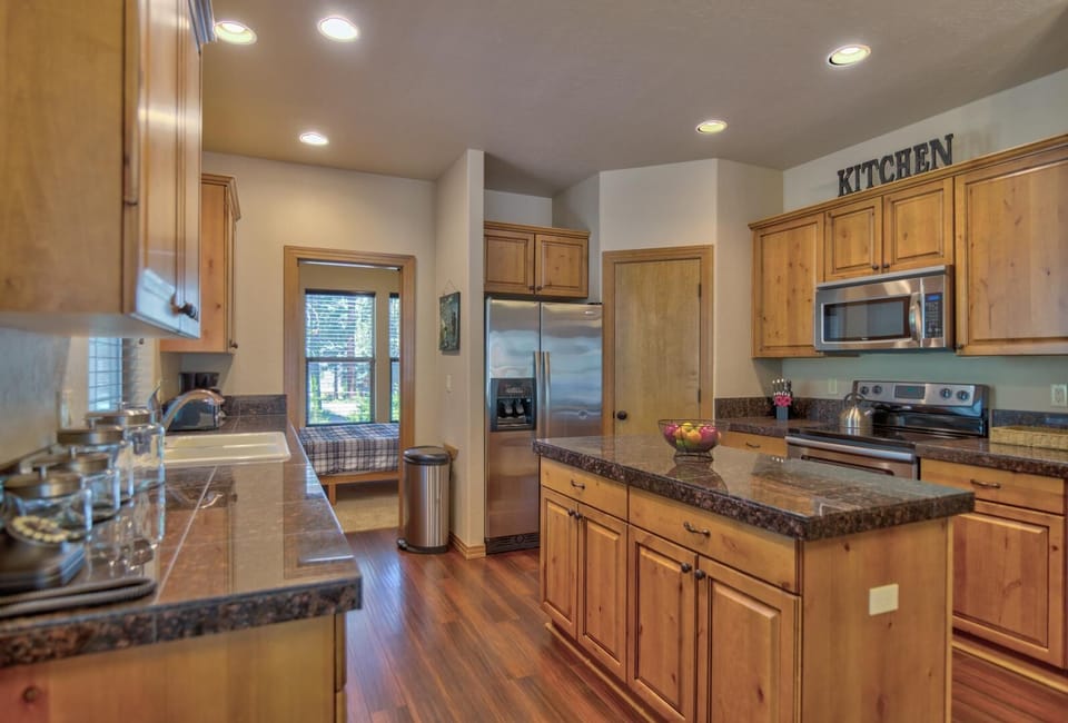 House, Multiple Beds (Jacinto 1) | Private kitchen | Dining table