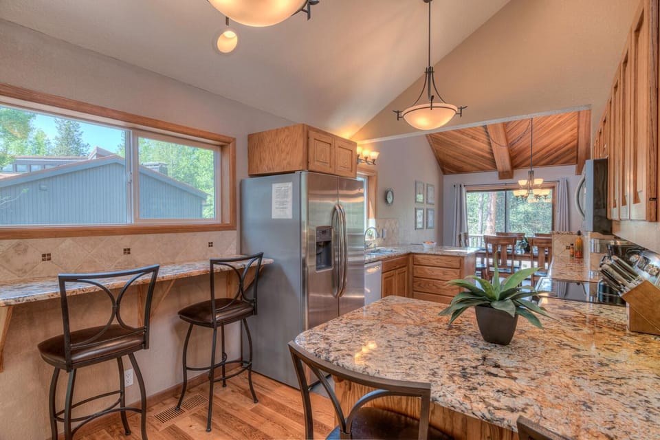 House, Multiple Beds, River View (Loon - Unit 13) | Private kitchen | Ice maker