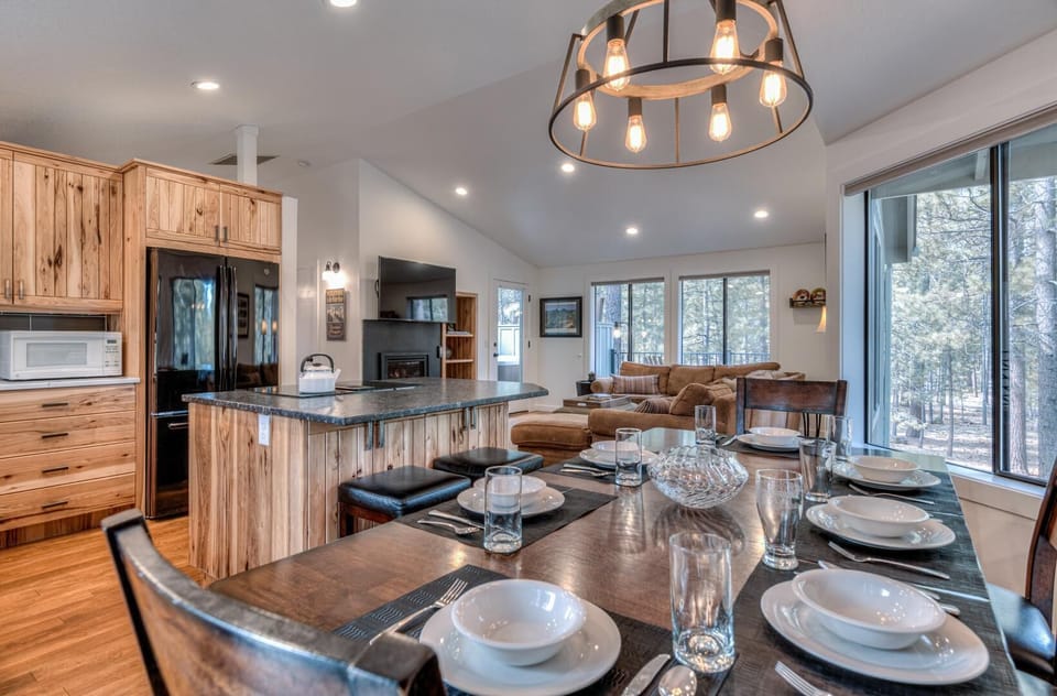 House, Multiple Beds (Diamond Peak - Unit 20) | Dining