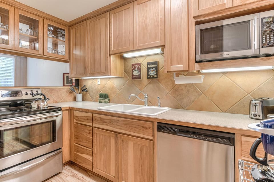 Condo, Multiple Beds (Abbot House - Unit 8) | Private kitchen