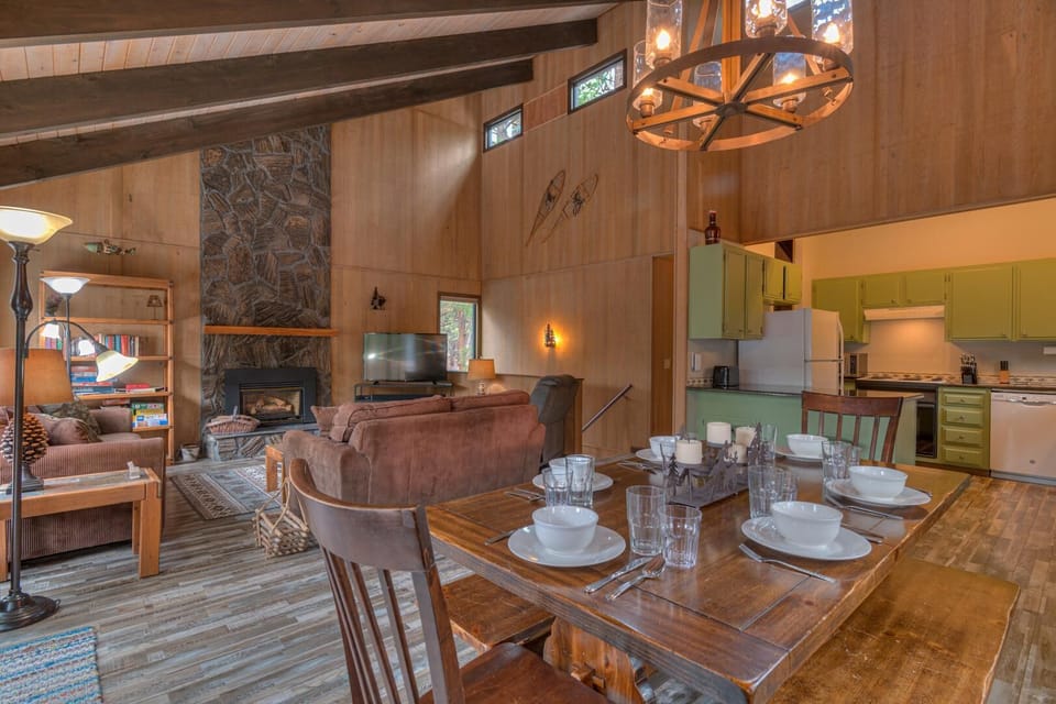 House, Multiple Beds (Lynx - Unit 3) | Dining