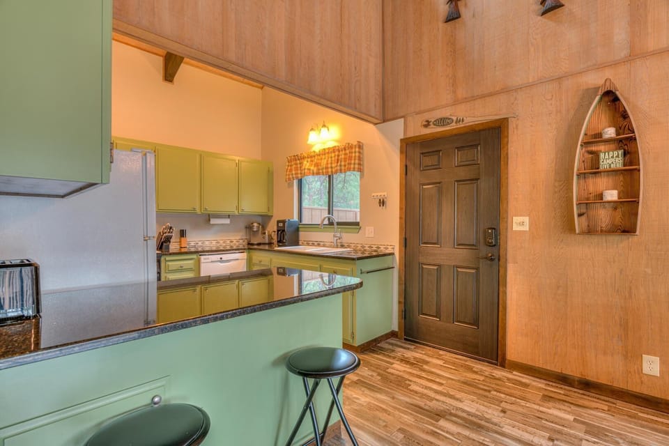 House, Multiple Beds (Lynx - Unit 3) | Private kitchen