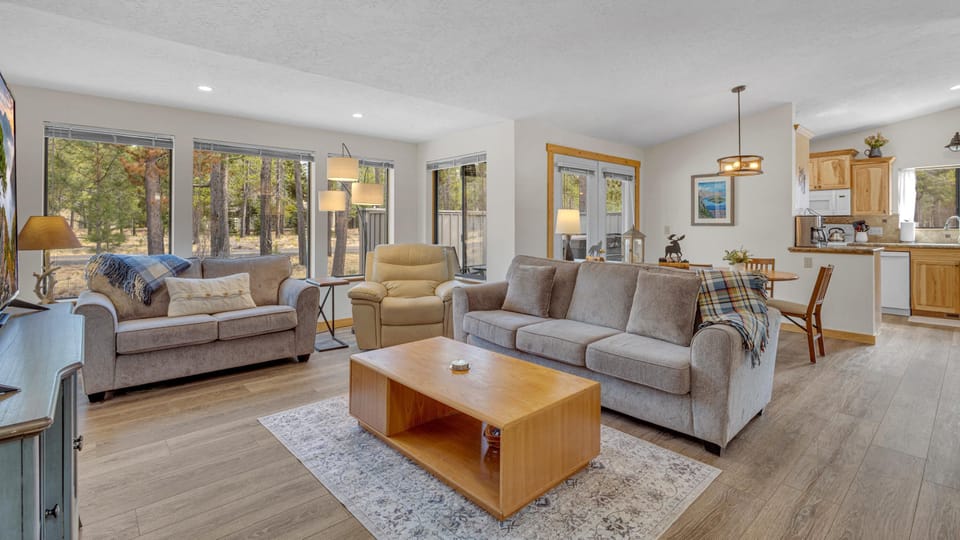 House, Multiple Beds (Kinglet - Unit 46) | Living area