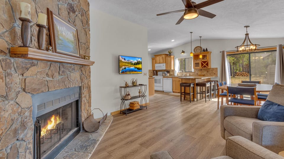 House, Multiple Beds (Kinglet - Unit 46) | Living area
