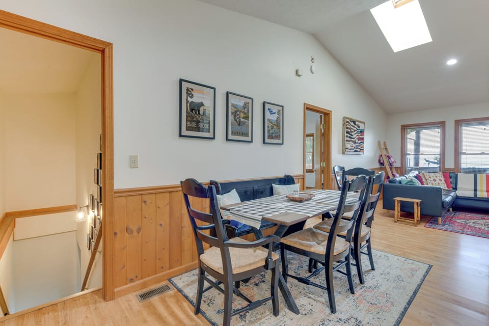 Dining Area | Dishware & Flatware Provided