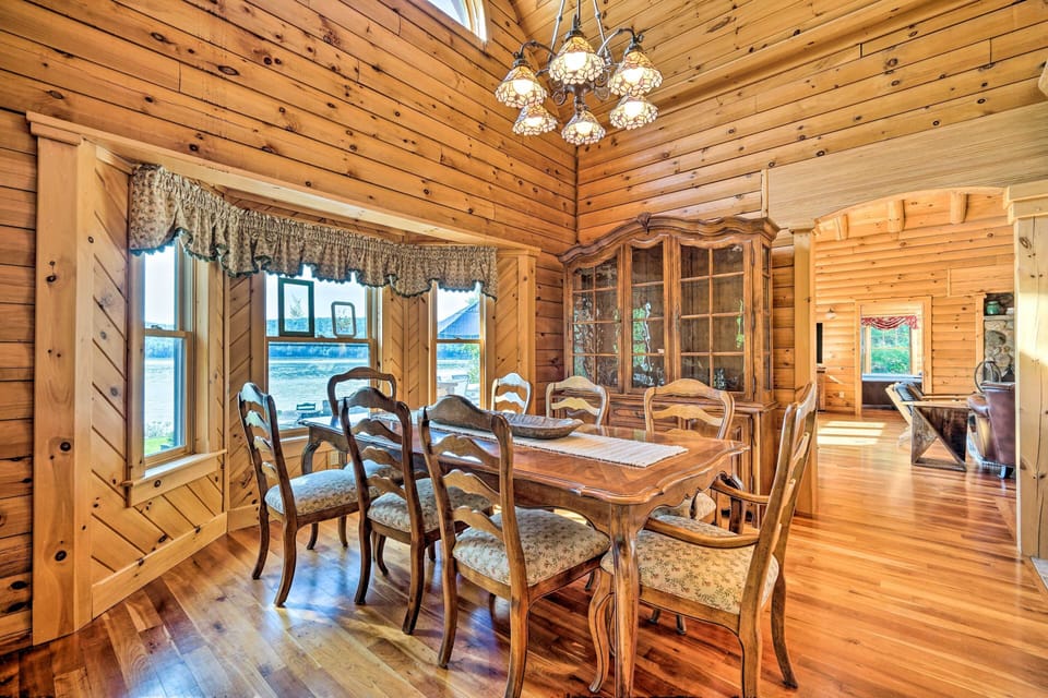 Dining Room | Dishware/Flatware Provided