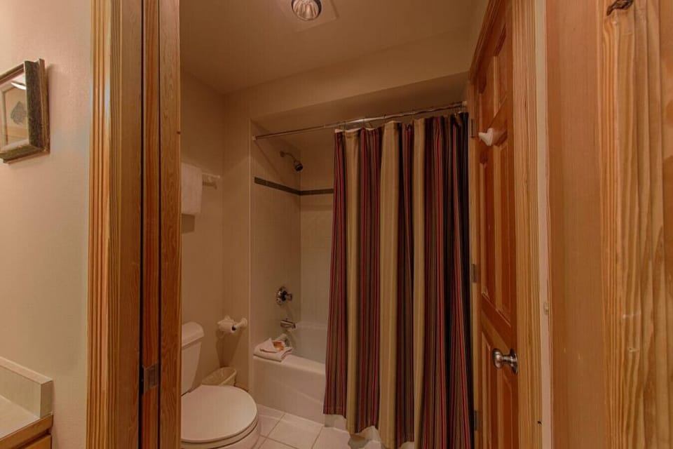 Guest bathroom feat. tub/shower combo