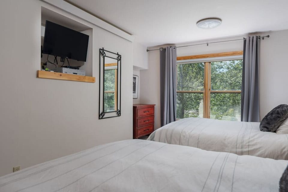 Bedroom/ 2 Queen Size beds