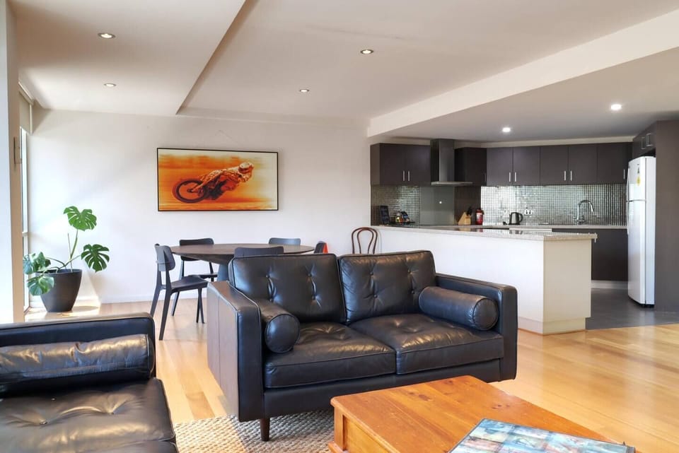 Living looking into the kitchen - Open plan