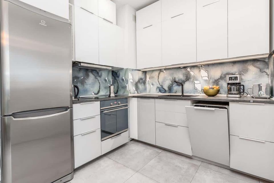 A modern kitchenette with dishwasher, sandblaster, fridge and hob allows you to cook home-cooked meals.