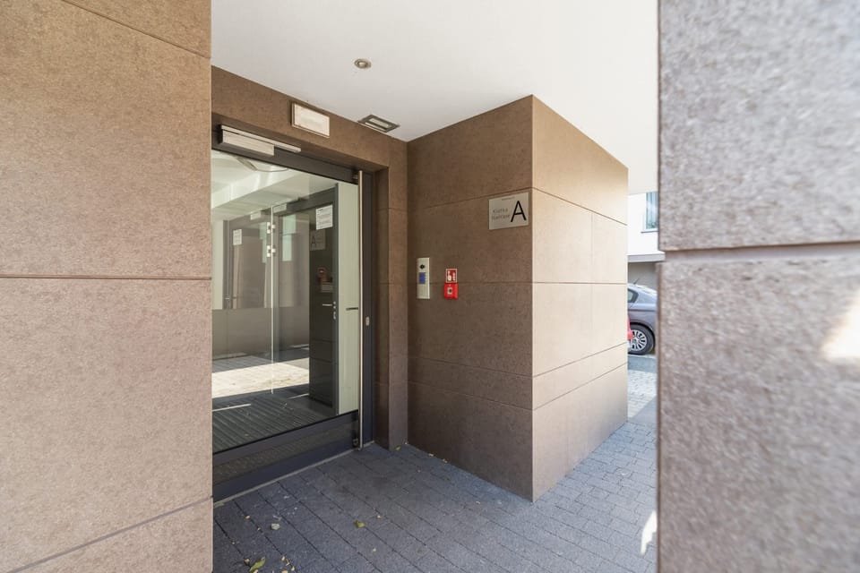 The building’s entrance, combining modernity and easy accessibility for guests.

