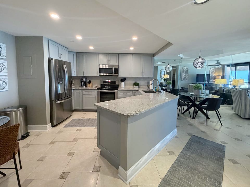 Gorgeous beachfront kitchen with all the necessities to cook you - Gorgeous beachfront kitchen with all the necessities to cook your favorite meals and snacks.