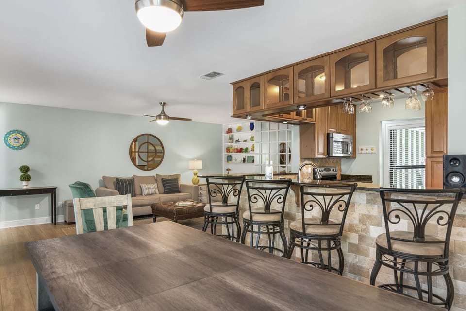 Dining Area & Breakfast Bar